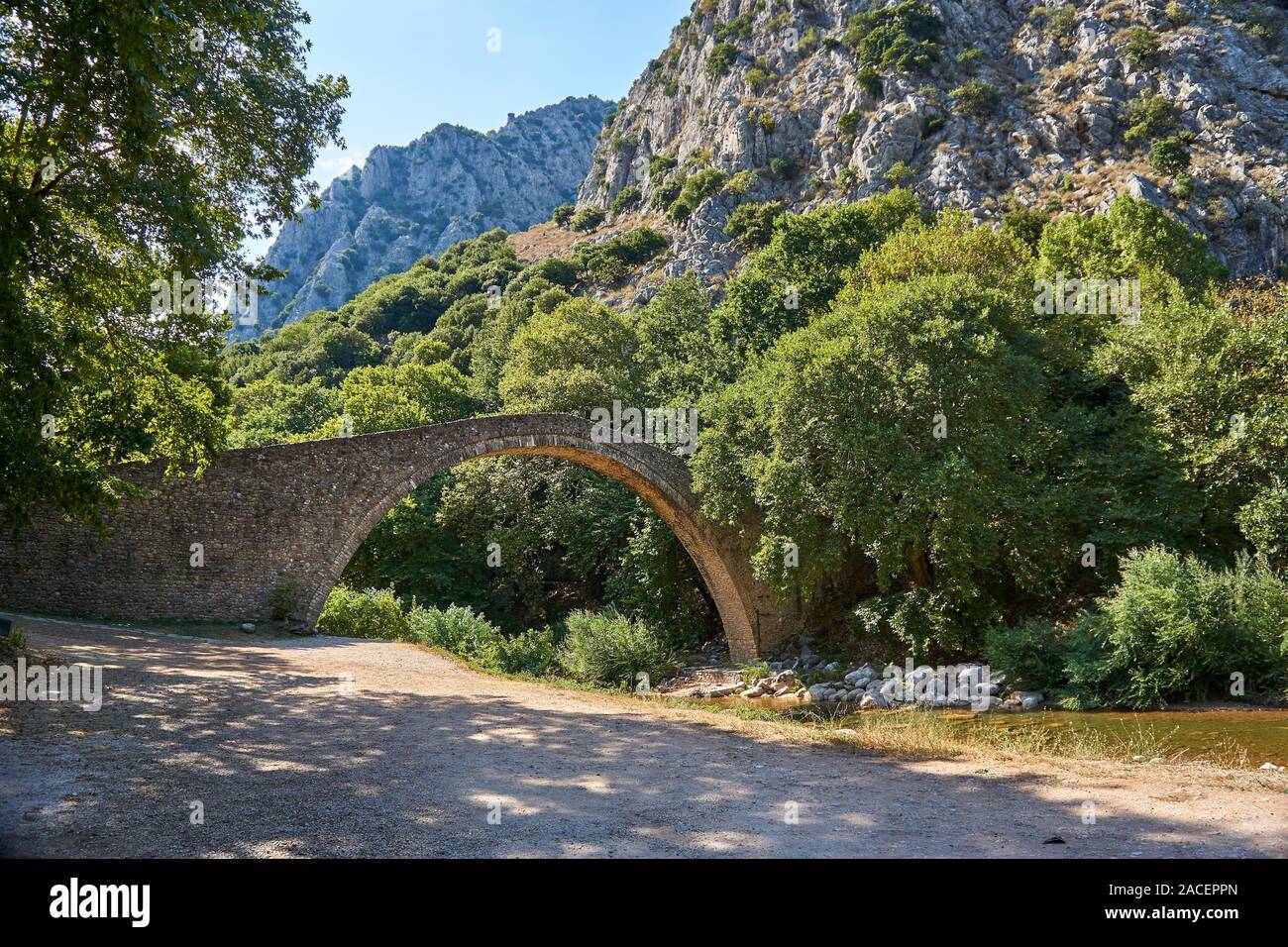 Le pont d'Agios Vissarionas en Thessalie, Grèce, les météores. Le pont a été construit en 1514 et est situé au milieu d'un paysage remarquable Banque D'Images