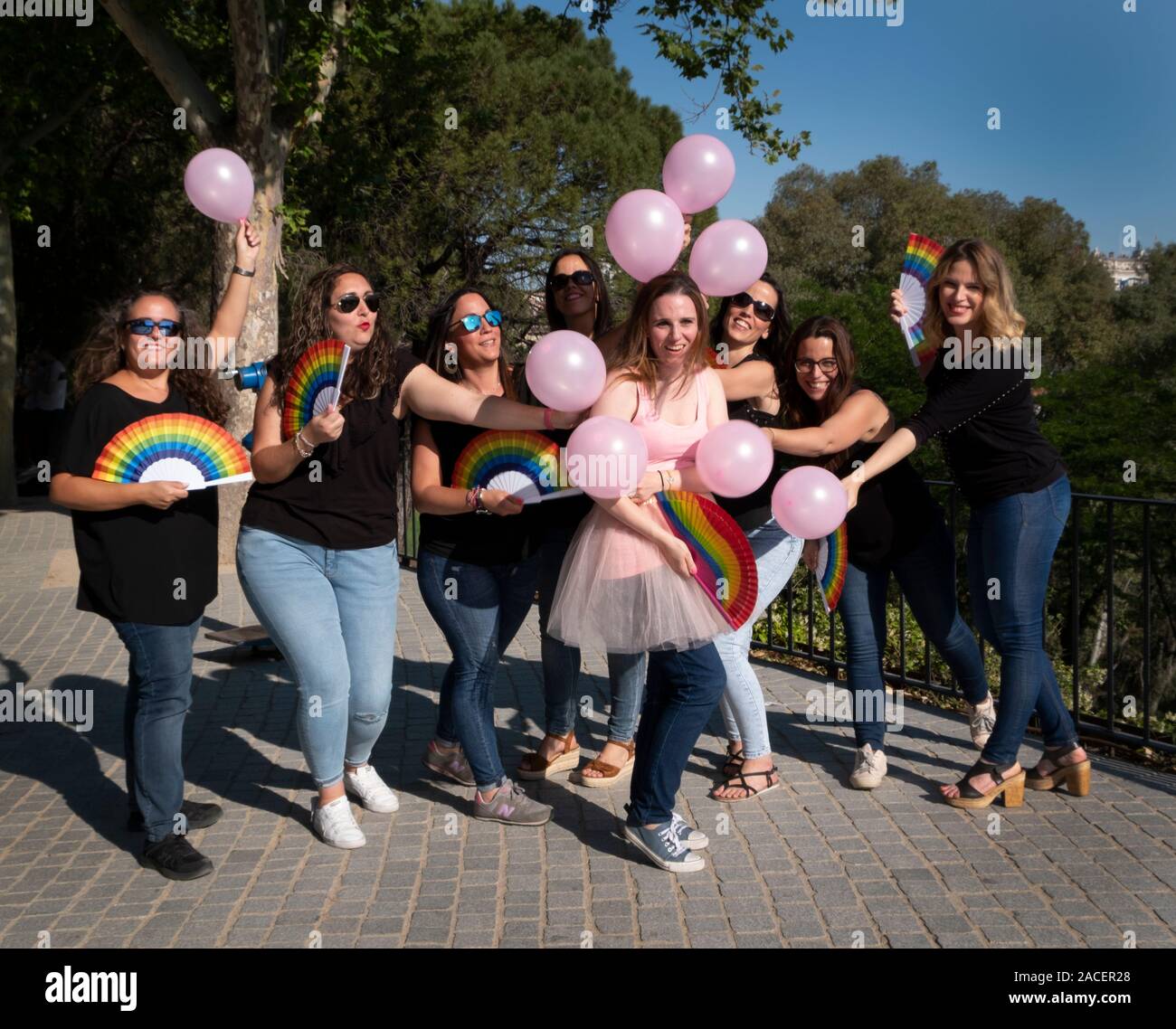 Un groupe de huit filles prendre des images amusantes Banque D'Images