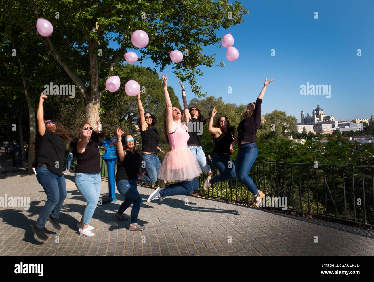 Un groupe de huit filles prendre des images amusantes Banque D'Images