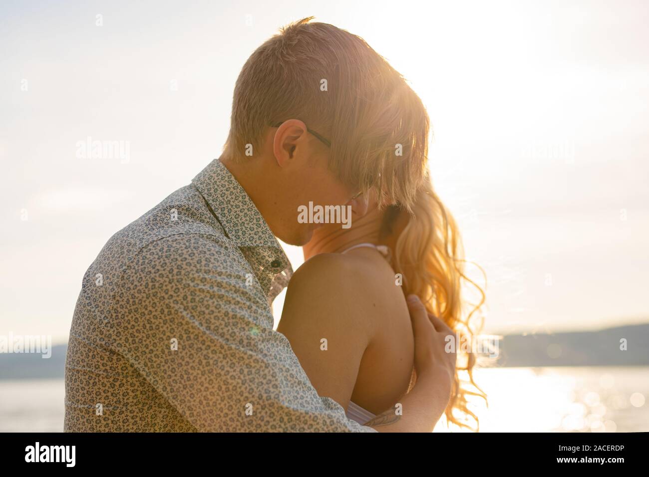 Caring man embrasser belle petite amie à la plage Banque D'Images