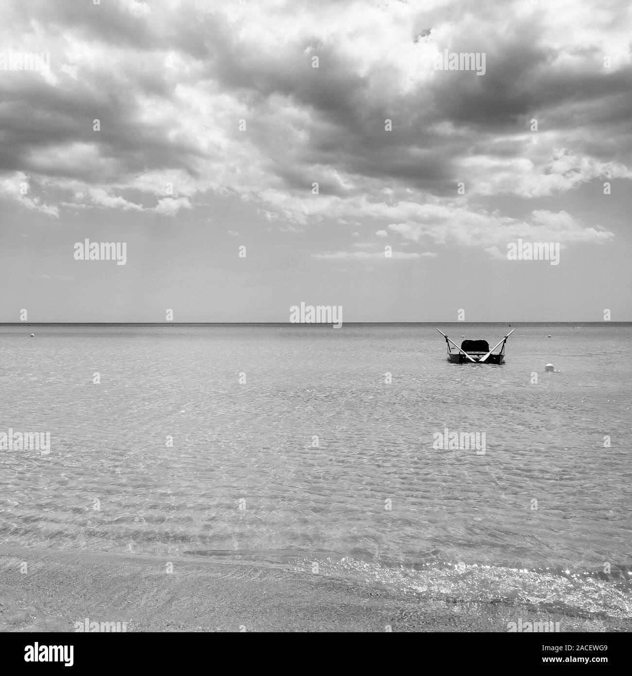 Sauvetage bateau à rames sur la mer contre un ciel nuageux et ensoleillé. Belle vue. L'eau claire. Paradise beach. Banque D'Images