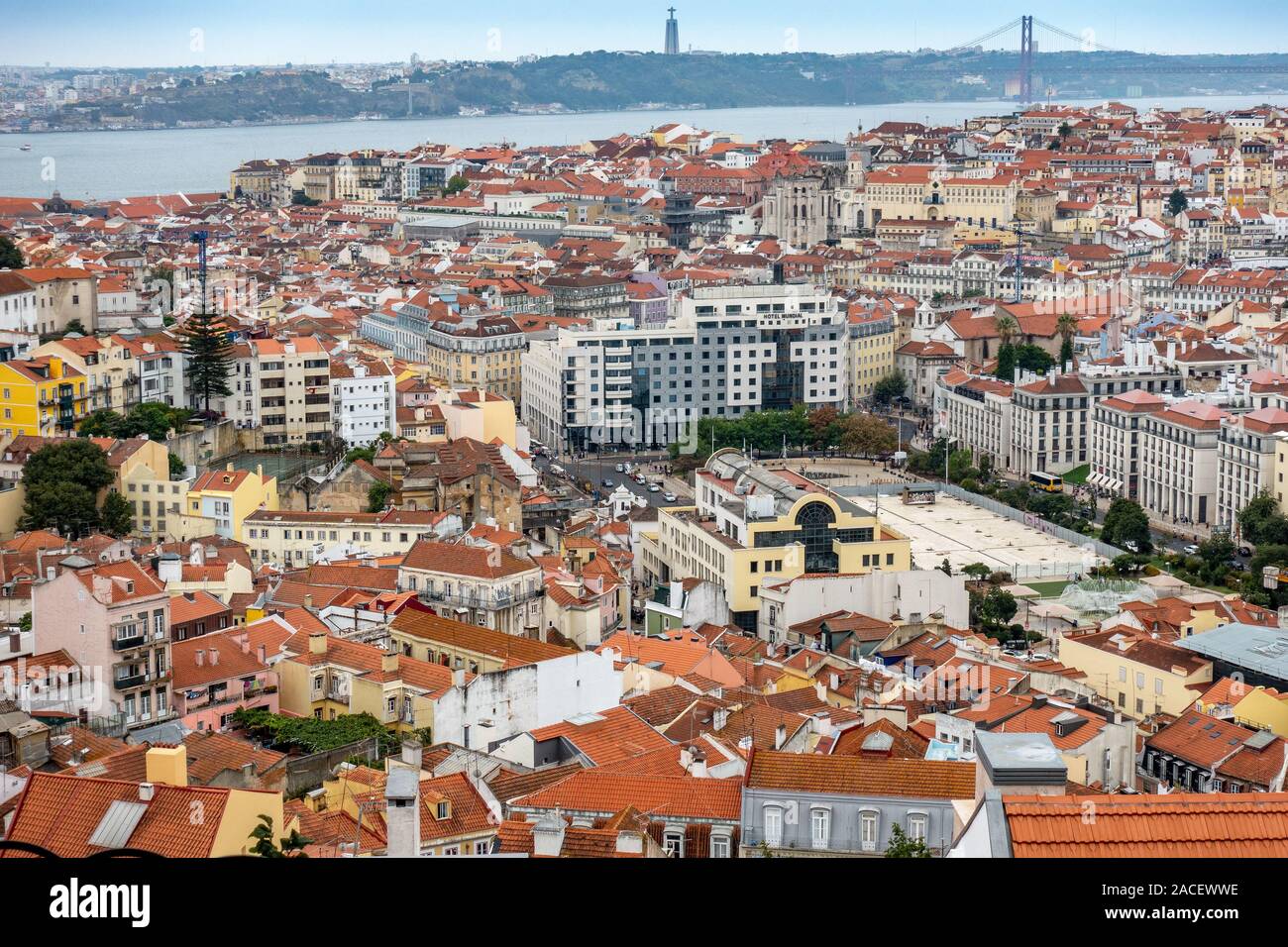 Vue aérienne de la place Martim Moniz à Lisbonne, le Tage et le pont 25 de Abril Lisbonne, Portugal Banque D'Images