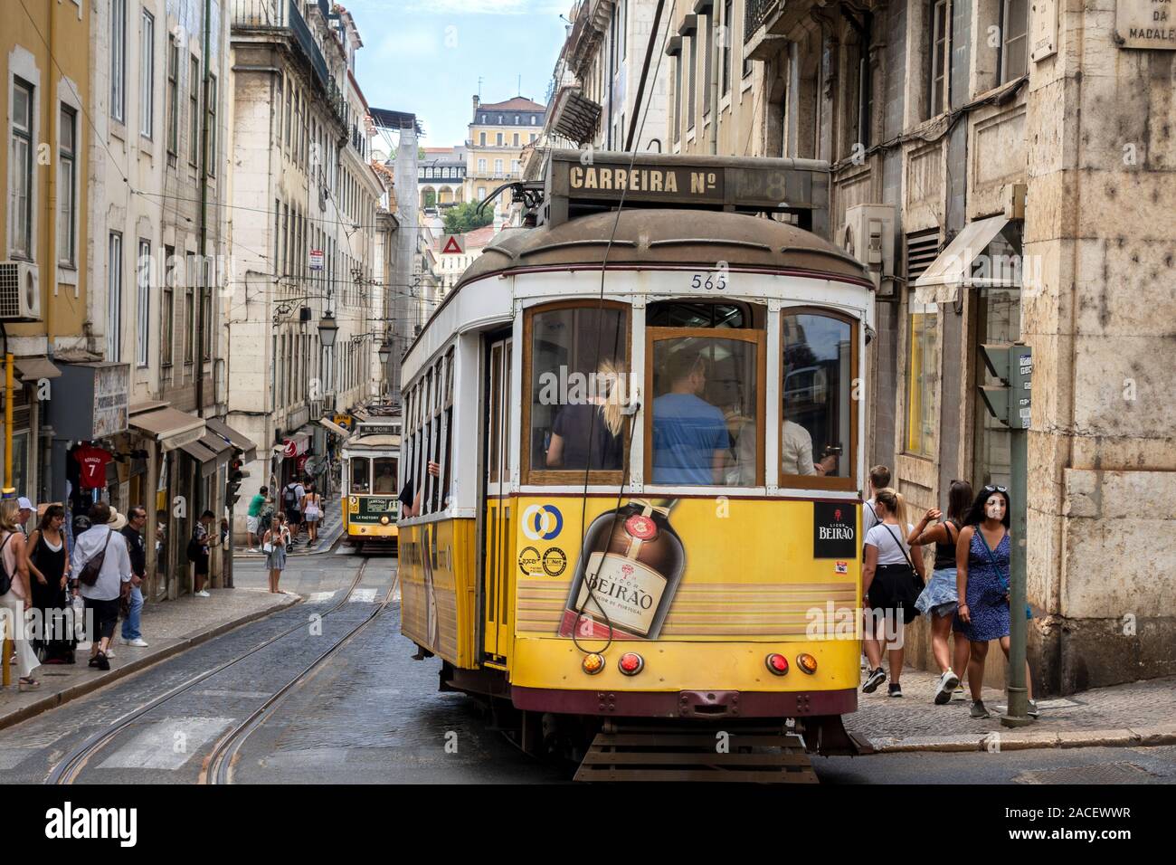 Le célèbre tramway de Lisbonne 28 dans le centre-ville de Lisbonne, Portugal Banque D'Images
