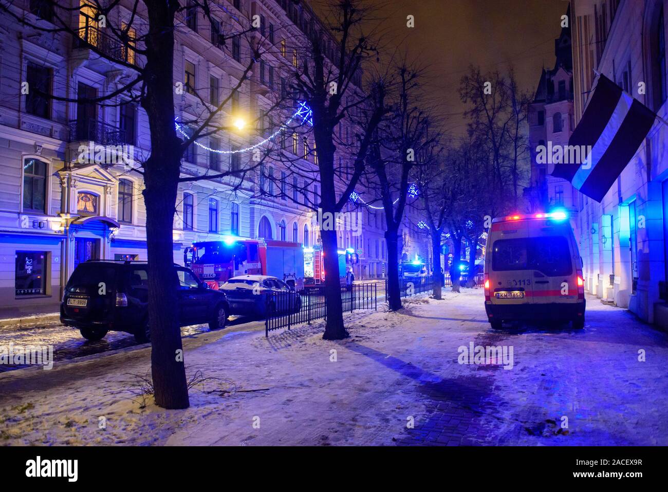 RIGA, Lettonie. 1er décembre 2019. Les services de secours d'urgence, pompiers et policiers près du bâtiment, où les membres du Parlement letton Artuss Kaimins appartement était en feu. Banque D'Images