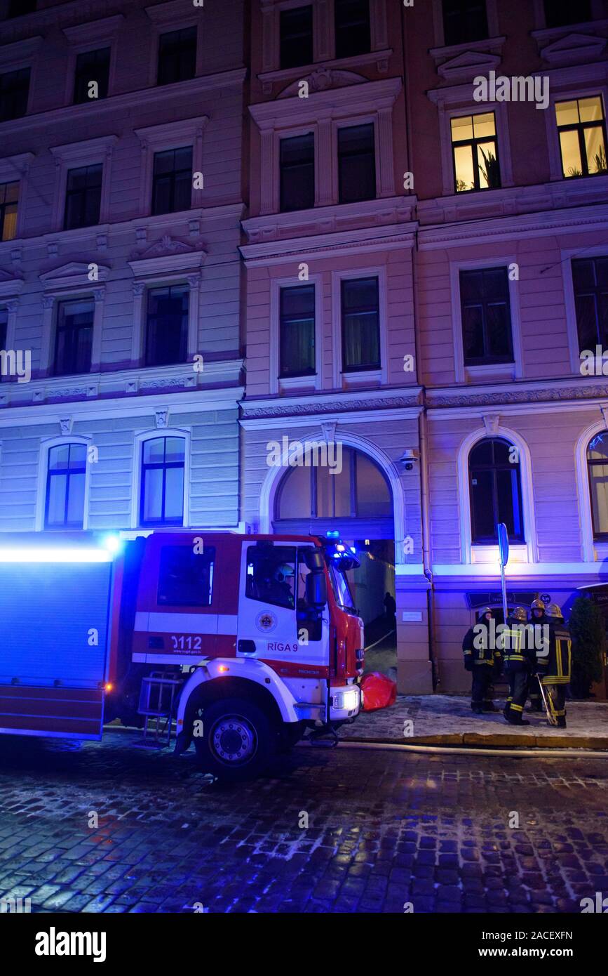 RIGA, Lettonie. 1er décembre 2019. Les services de secours d'urgence, pompiers et policiers près du bâtiment, où les membres du Parlement letton Artuss Kaimins appartement était en feu. Banque D'Images