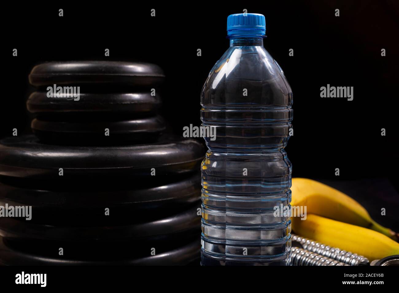 Concept de vie sain. Fitness, équipement de sport, de mode de vie sain et actif. Bouteille d'eau, banane, de l'équipement. Banque D'Images