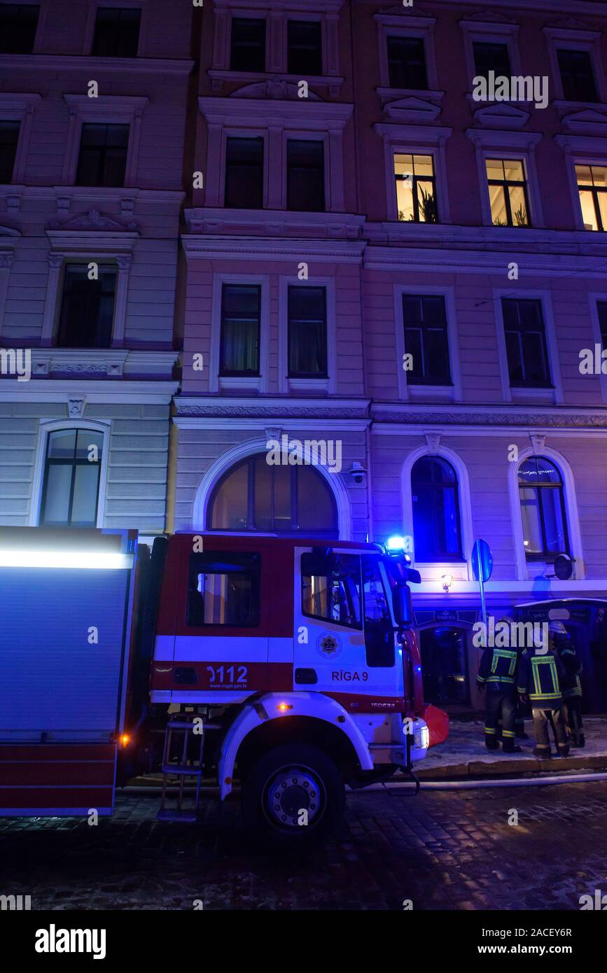 RIGA, Lettonie. 1er décembre 2019. Les services de secours d'urgence, pompiers et policiers près du bâtiment, où les membres du Parlement letton Artuss Kaimins appartement était en feu. Banque D'Images