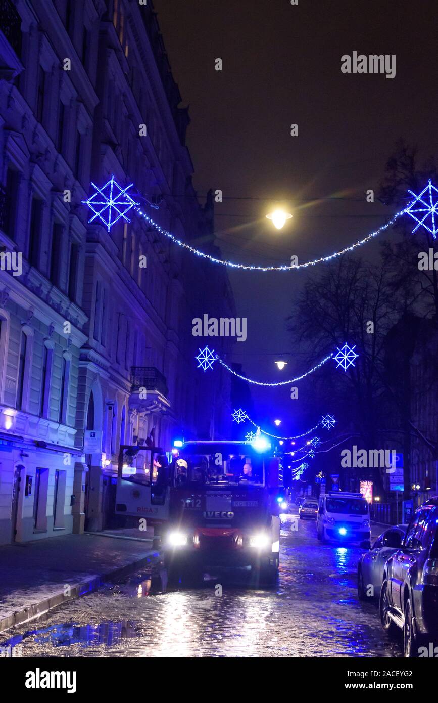 RIGA, Lettonie. 1er décembre 2019. Les services de secours d'urgence, pompiers et policiers près du bâtiment, où les membres du Parlement letton Artuss Kaimins appartement était en feu. Banque D'Images