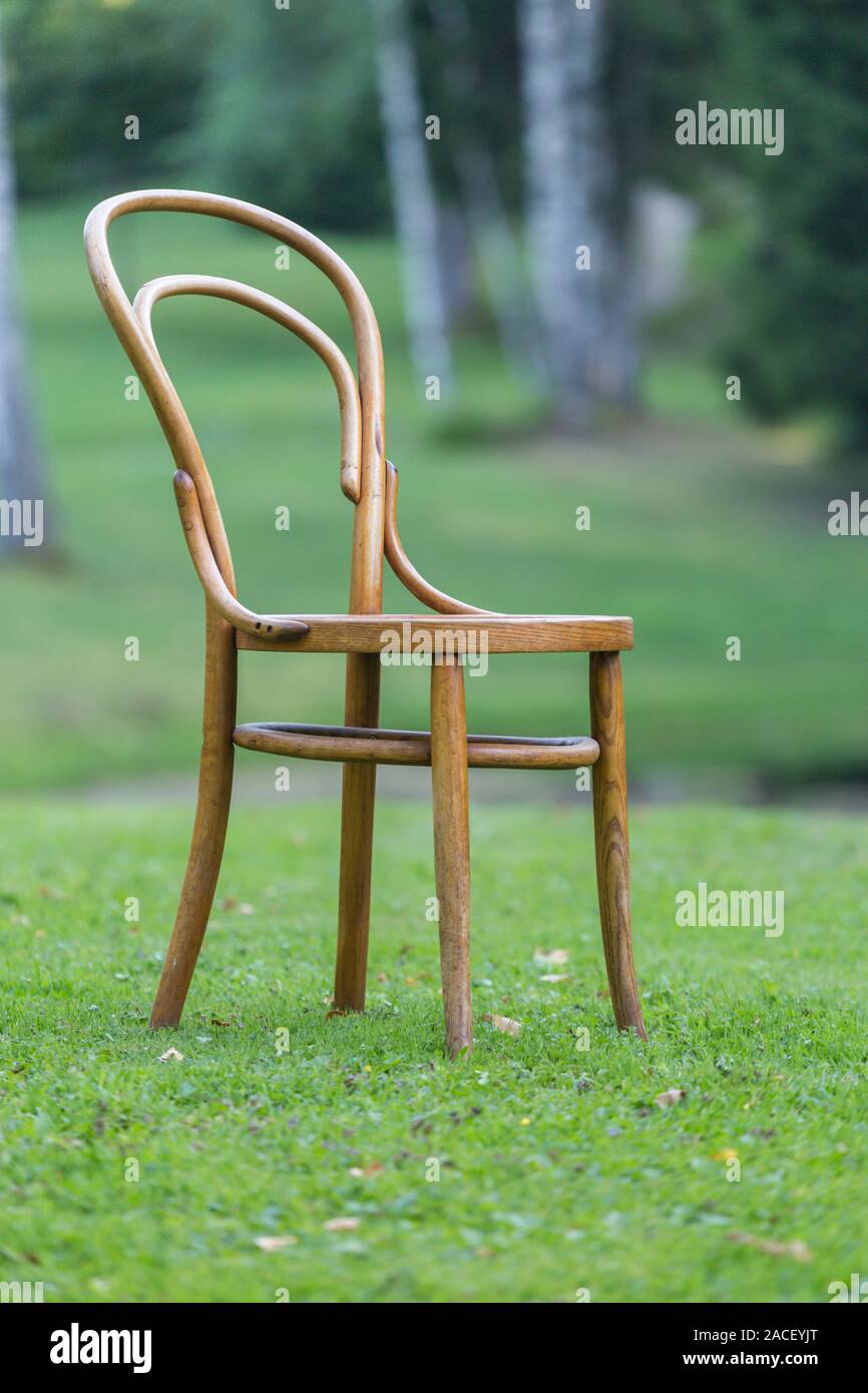 Mobilier Chaises Courbes. Mobilier Vintage en plein air Banque D'Images