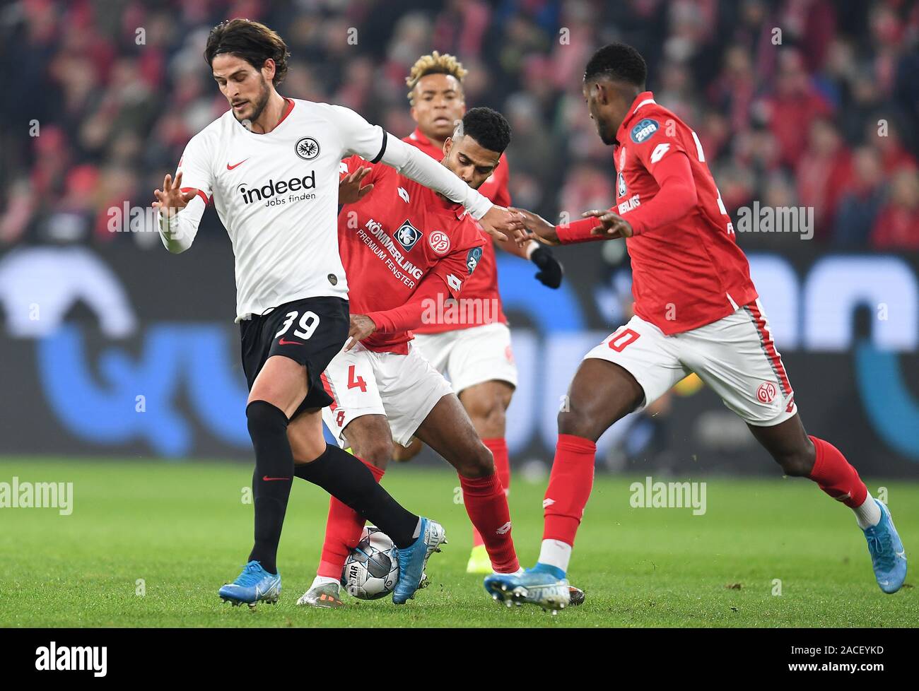 Mainz, Allemagne. 09Th Nov, 2019. Soccer : Bundesliga FSV Mainz 05 - Eintracht Francfort, 13e journée de l'Opel Arena. Jérémie Saint Juste (2e de gauche) de Francfort, Mayence joue Goncalo Paciencia (à gauche). Pierre Malong, un client de Mayence, montres. Credit : Torsten Silz/DPA - NOTE IMPORTANTE : en conformité avec les exigences de la DFL Deutsche Fußball Liga ou la DFB Deutscher Fußball-Bund, il est interdit d'utiliser ou avoir utilisé des photographies prises dans le stade et/ou la correspondance dans la séquence sous forme d'images et/ou vidéo-comme des séquences de photos./dpa/Alamy Live News Banque D'Images