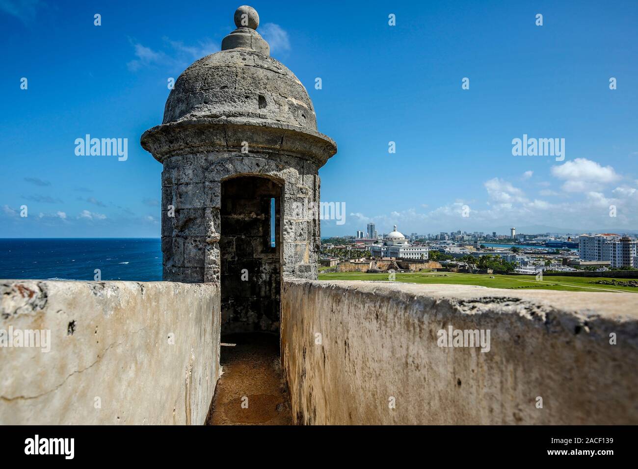 Maison de sentinelle ('garita', l'avant-plan), château de San Cristobal (1765-1783) et les bâtiments modernes San Juan, Site Historique National de San Juan, San Juan, Pu Banque D'Images