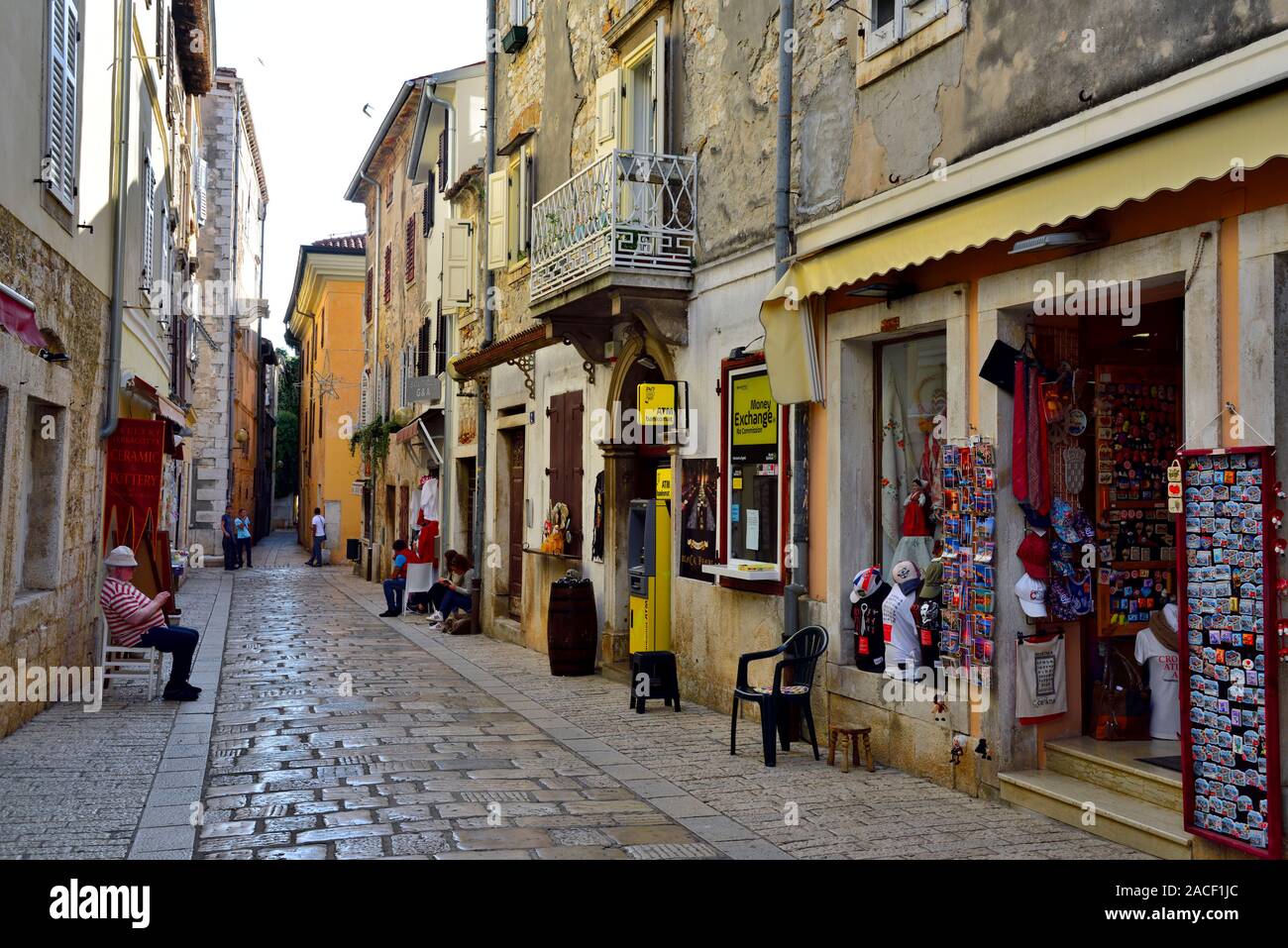 Scène de rue de pavé de marbre petite rue commerçante piétonne principalement (Ul. Svetog Eleuterija) dans la vieille ville de Porec, Croatie Banque D'Images