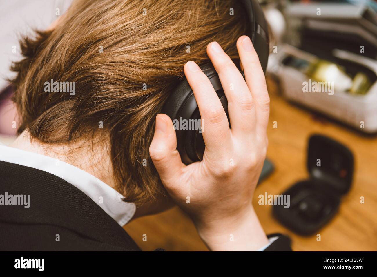 Paris, France - Oct 30, 2019 : femme mains Beats Pro test avec suppression du bruit active pour un son enveloppant Banque D'Images