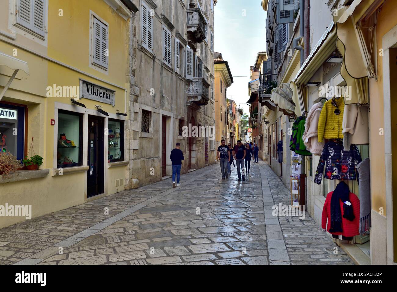Scène de rue de pavé de marbre principalement rue piétonne commerçante (Ul. Decumanus) dans la vieille ville de Porec, Croatie Banque D'Images