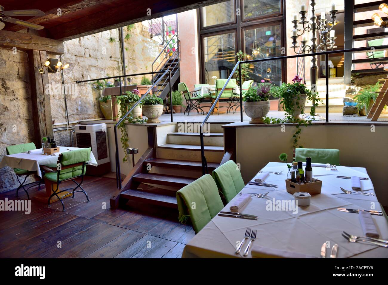 À l'intérieur de l'un des niveaux intermédiaires de la tour pentagonale restaurant, Porec, Croatie, qui est noté pour la bonne nourriture et bonne vue sur le toit Banque D'Images