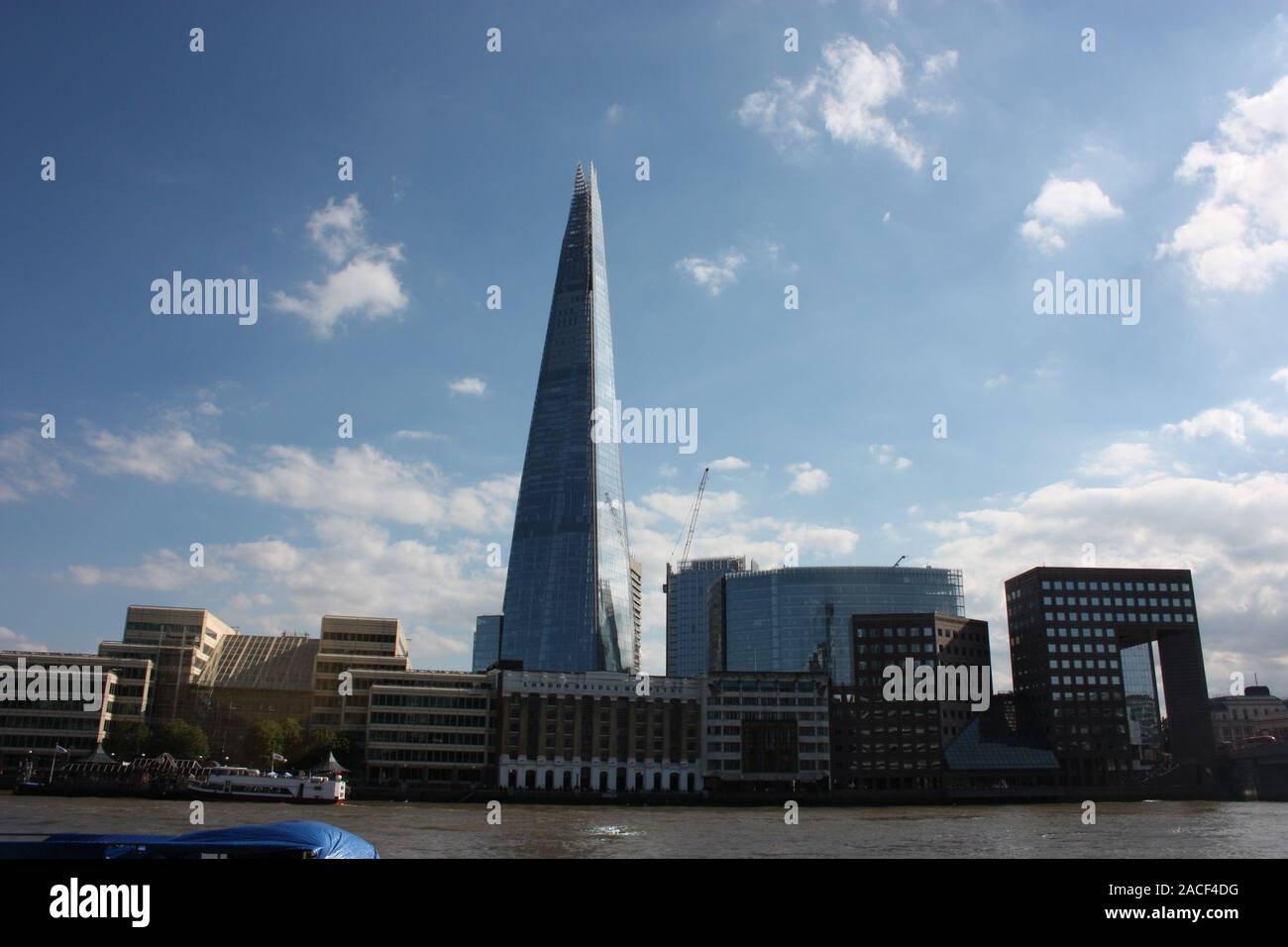 Le tesson de verre bleu clair sur une journée à Londres au Royaume-Uni Banque D'Images