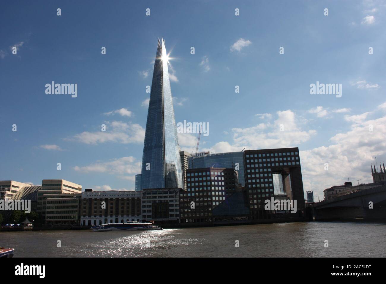 Le tesson de verre bleu clair sur une journée à Londres au Royaume-Uni Banque D'Images