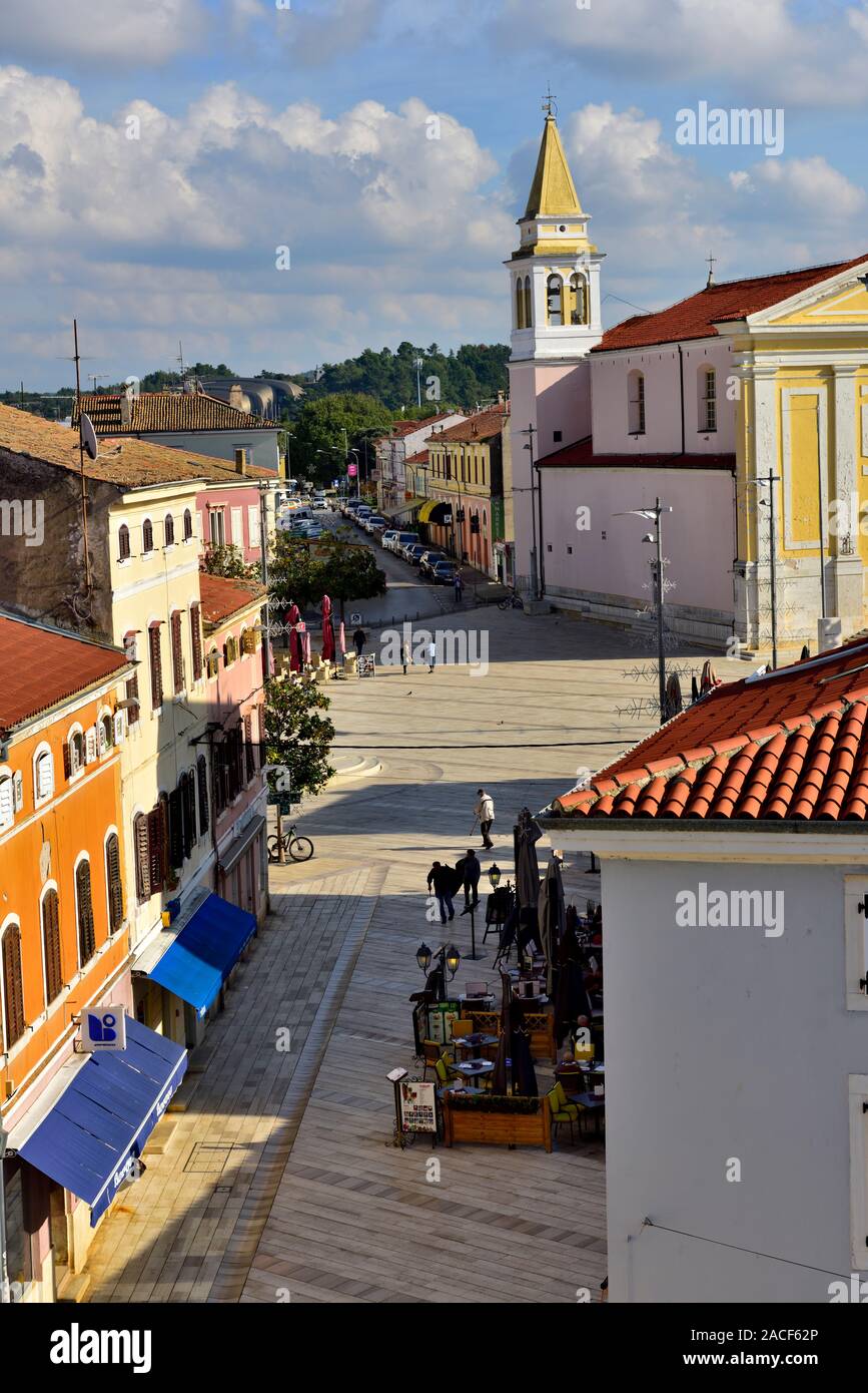 À la vieille ville en place principale (Trg Slobode) et Cotton Club restaurant à partir de la tour pentagonale restaurant, Porec, Croatie Banque D'Images
