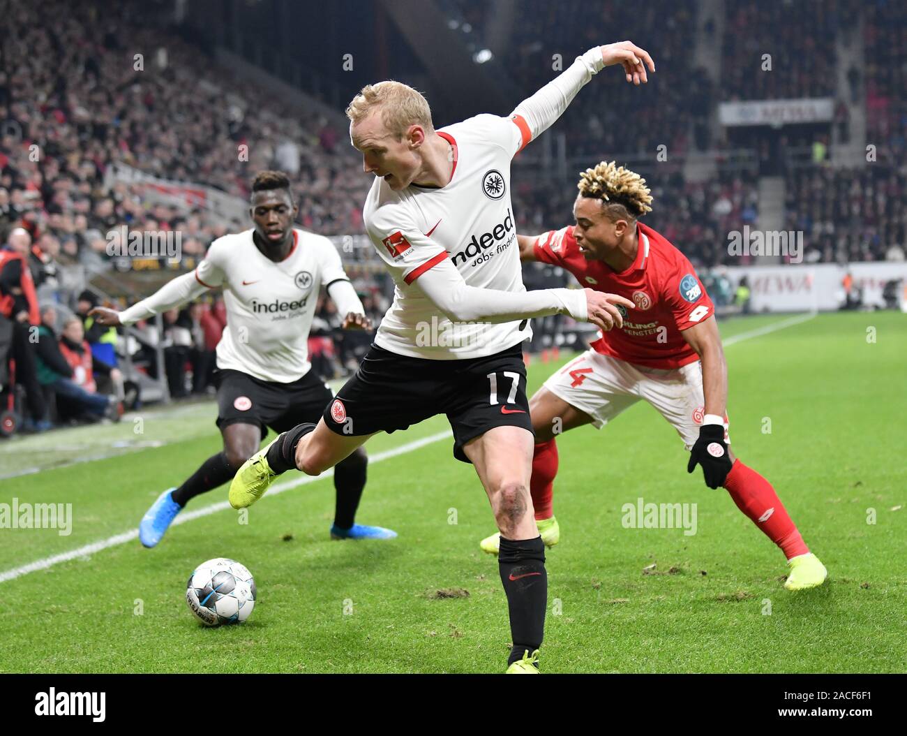 Mainz, Allemagne. 09Th Nov, 2019. Soccer : Bundesliga FSV Mainz 05 - Eintracht Francfort, 13e journée de l'Opel Arena. Frankfurt's Sebastian Rode (M) joue la balle en face de Pierre Kunde Malong (r) de Mayence. Danny de Francfort Da Costa (l) montres. Credit : Torsten Silz/DPA - NOTE IMPORTANTE : en conformité avec les exigences de la DFL Deutsche Fußball Liga ou la DFB Deutscher Fußball-Bund, il est interdit d'utiliser ou avoir utilisé des photographies prises dans le stade et/ou la correspondance dans la séquence sous forme d'images et/ou vidéo-comme des séquences de photos./dpa/Alamy Live News Banque D'Images