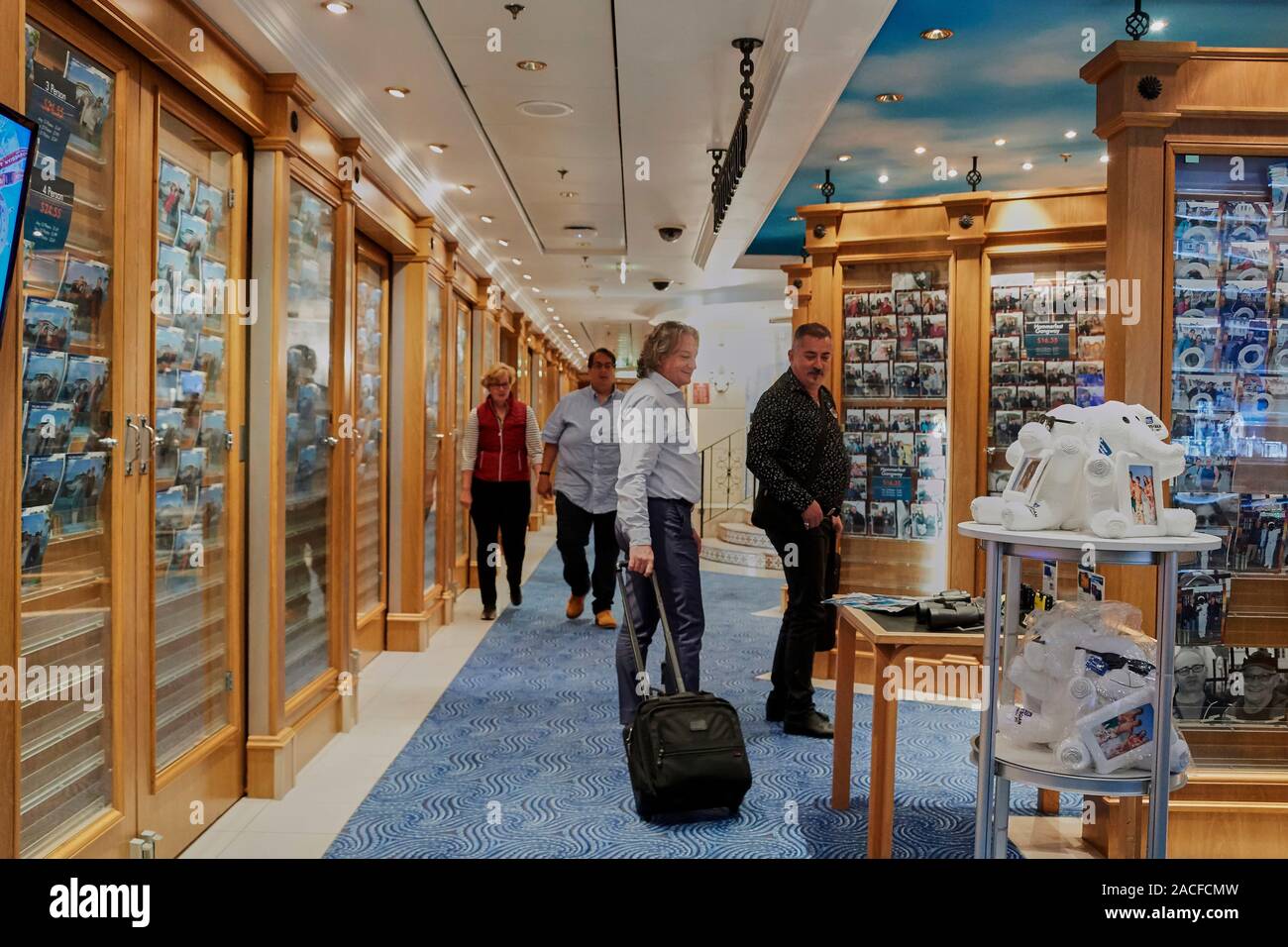 La photo shop à bord du Norwegian Spirit bateau de croisière. Sensibilité ISO élevée. Court-DOF. Banque D'Images