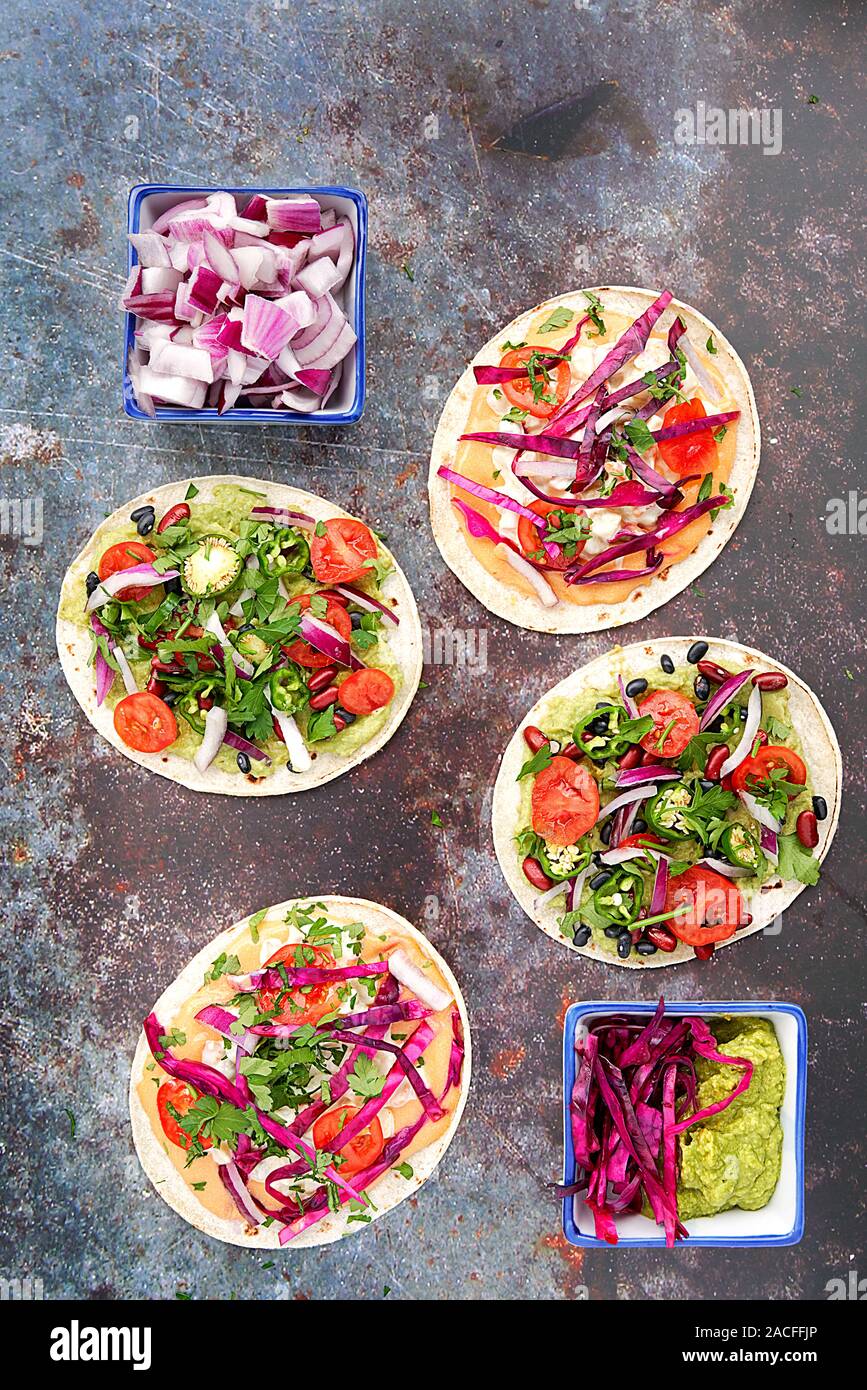 Vue de dessus de tacos mexicains végétariens sur fond bleu foncé Banque D'Images