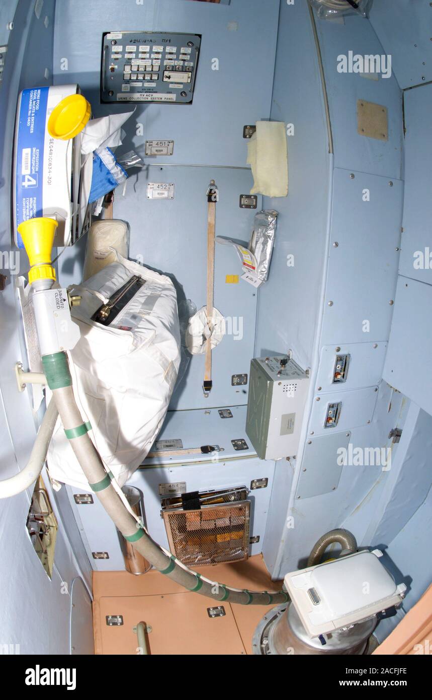 Station spatiale internationale (ISS) toilettes. Ce compartiment toilettes  est dans le module de service Zvezda de l'ISS. Il utilise un système  d'aspiration du ventilateur-drive à di Photo Stock - Alamy