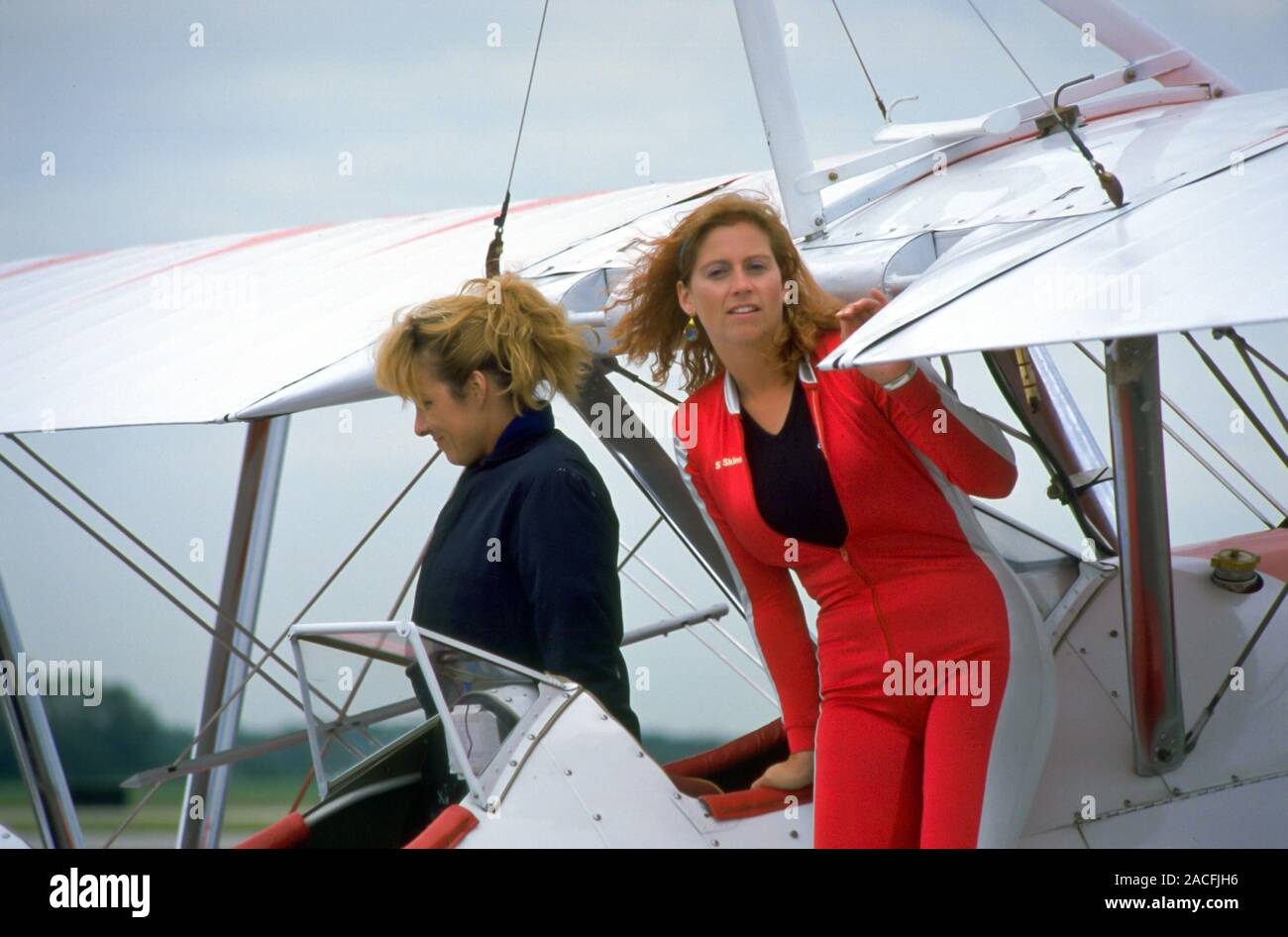 Jane Wicker à l'Airshow de Londres et de montgolfières à London, Ontario, Canada en juin 2000. Suzy Burge (plat local) est d'une autre personne dans l'image. Banque D'Images