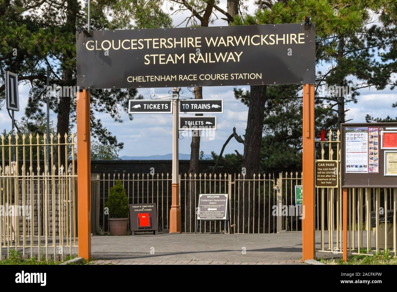 CHELTENHAM, ANGLETERRE - Septembre 2019 : Entrée de l'Hippodrome de Cheltenham GLOUCESTERSHIRE et station sur le chemin de fer à vapeur du Warwickshire. Banque D'Images
