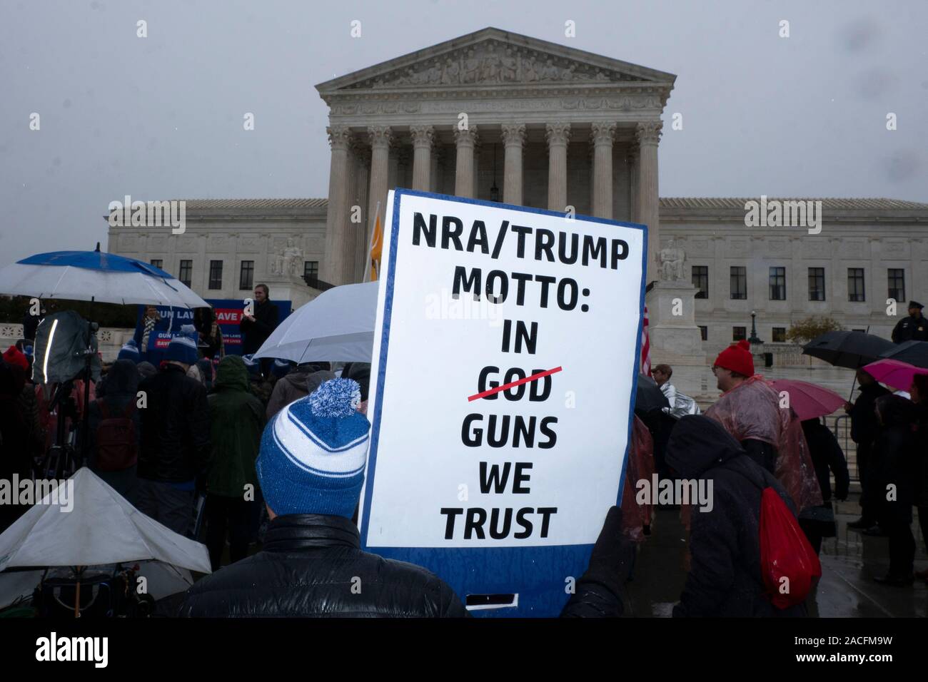 Les manifestants se rassemblent devant la Cour suprême que la cour entend les arguments concernant Deuxième amendement de l'homme à Washington, DC, États-Unis, le lundi, Décembre 2, 2019. Credit : Stefani Reynolds/CNP /MediaPunch Banque D'Images