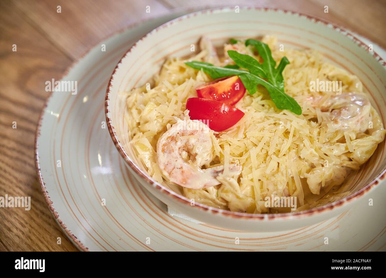 Les pâtes italiennes de crevettes avec du fromage au restaurant Banque D'Images