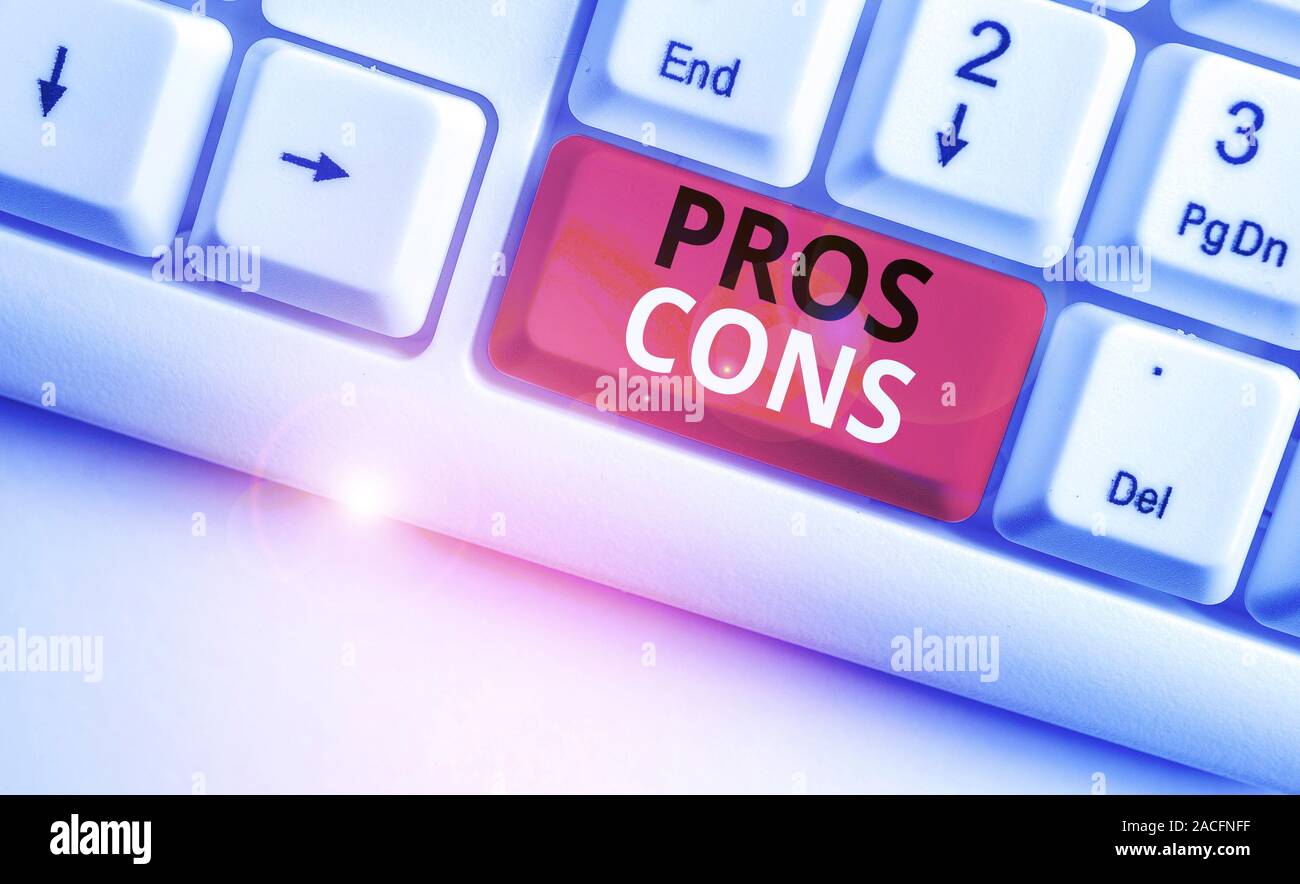 Écrit remarque montrant Pros cons. Concept d'affaires pour les facteurs favorables et défavorables ou de raisons de démontrer avec clavier pc blanc remarque pap Banque D'Images
