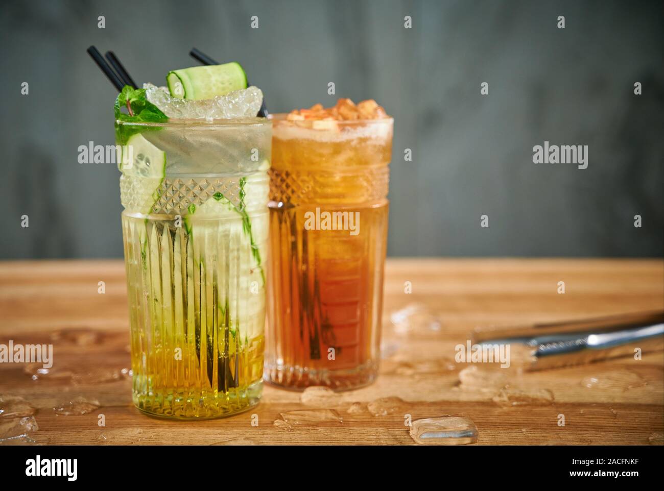 Deux verres avec des boissons rafraîchissantes. Délicieux eaux rafraîchissantes avec le concombre et la cannelle dans les verres Banque D'Images