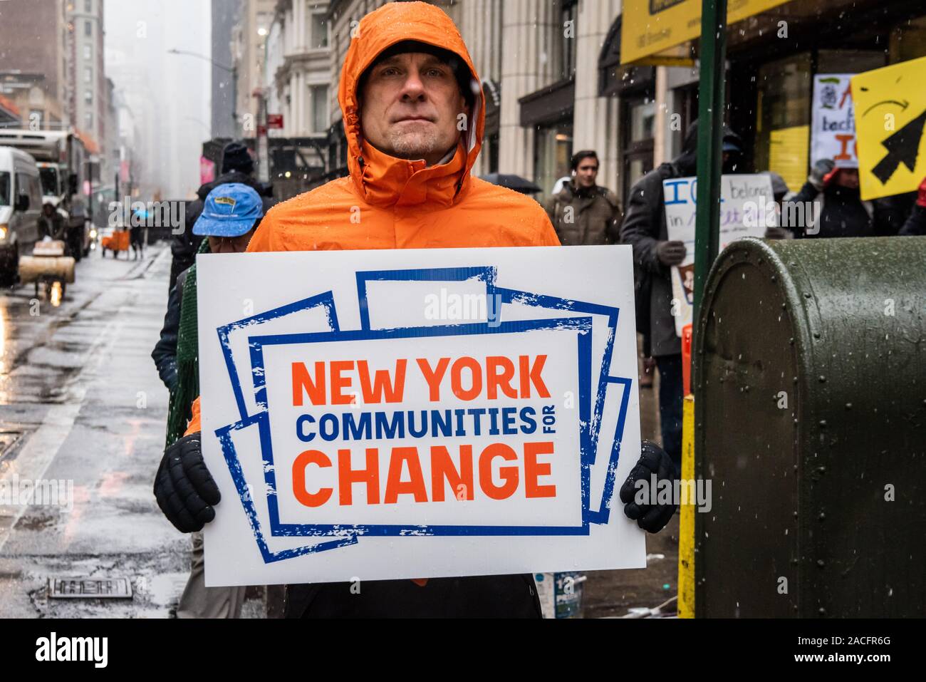 New York, États-Unis. 09Th Nov, 2019. L'annonce des conditions de travail exténuantes d'Amazon et de son dossier en matière d'environnement, quelques dizaines de protestataires sur mars Jeff Bezos' $80 millions de penthouse sur Cyber lundi à New York le 2 décembre 2019. (Photo de la société Holtermann-Gorden/Pacific Press) Credit : Pacific Press Agency/Alamy Live News Banque D'Images