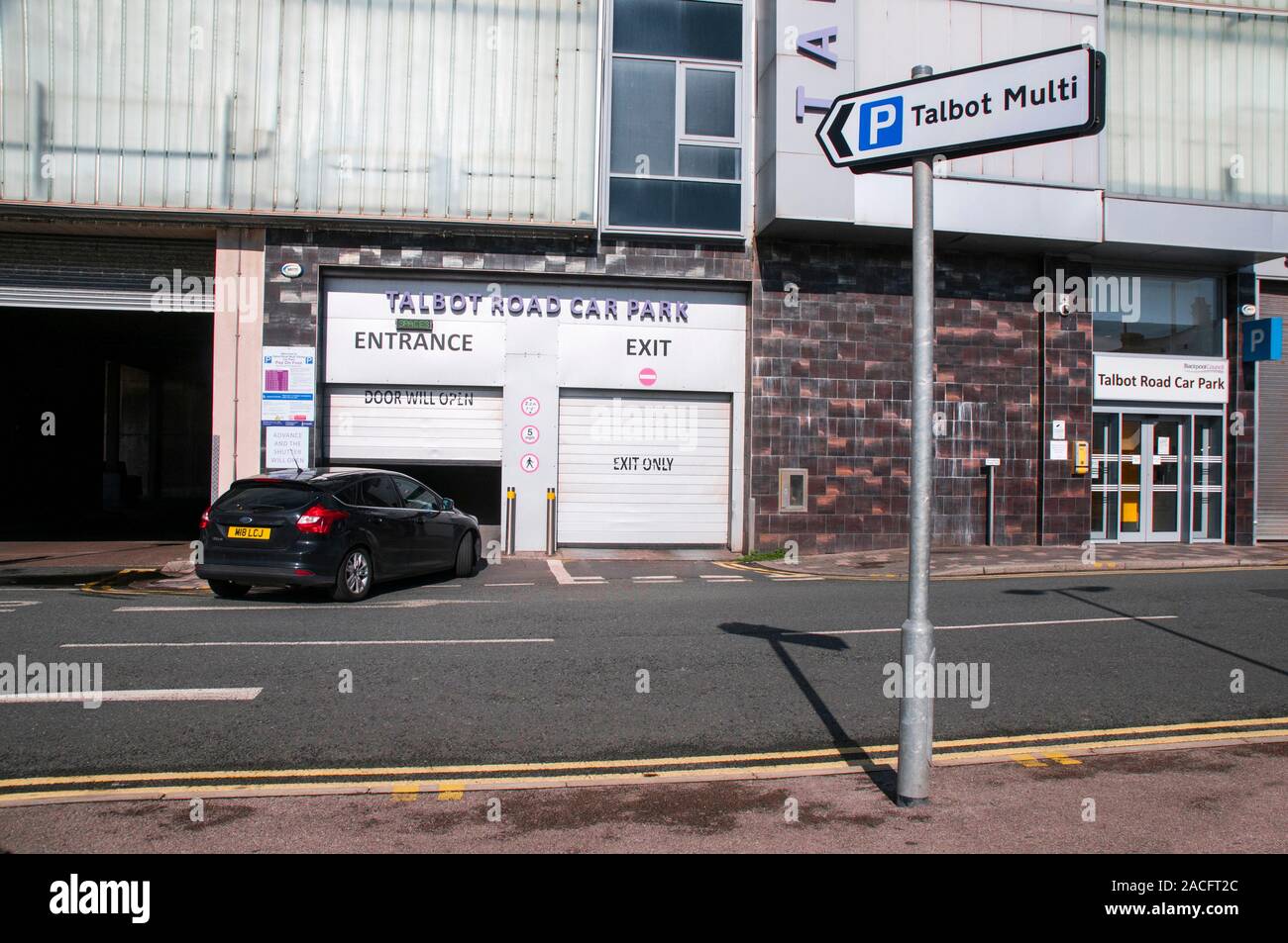 Portes automatiques sur plusieurs étages à Blackpool Lancashire England Royaume-Uni. Les portes s'ouvrent quand une voiture entre ou quitte le parking. Banque D'Images