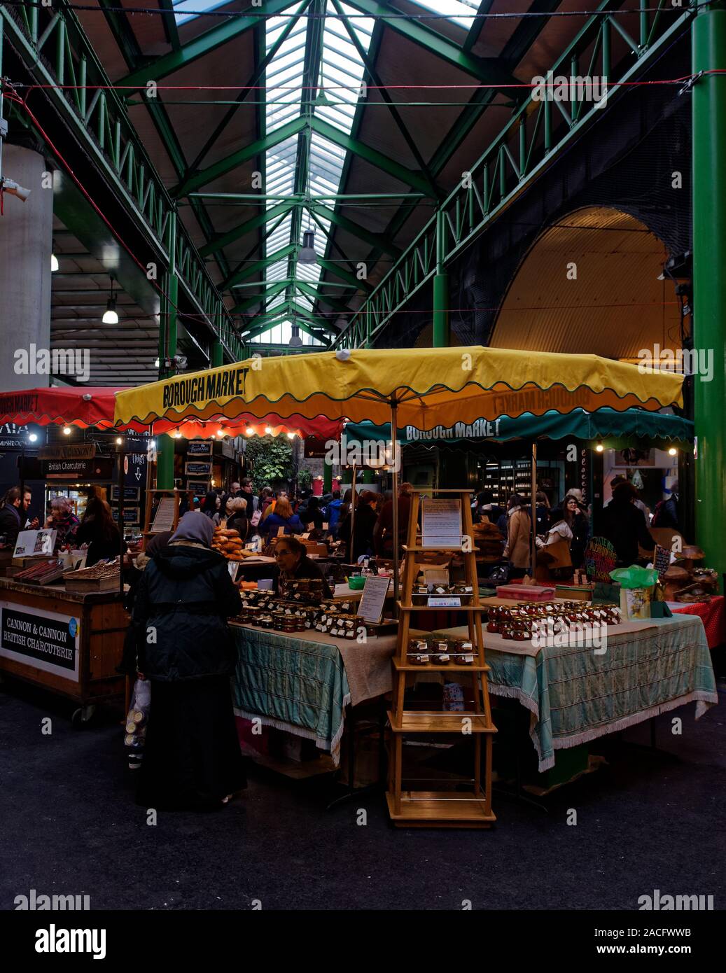 La foule de Borough Market, Southwark, Londres Banque D'Images