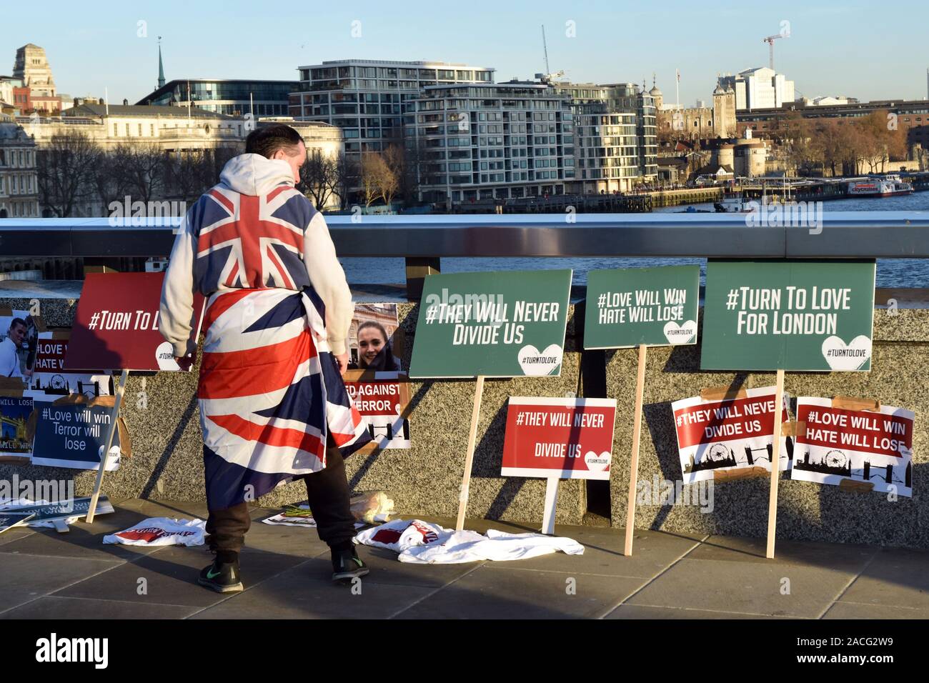 Londres, Royaume-Uni, 2 décembre 2019 Hommages sur le pont de Londres après une attaque terroriste à poissonniers' Hall.Royal superfan John Loughrey, vu ici avec des hommages. Credit : Johnny Armstead/ Alamy Live News. Banque D'Images