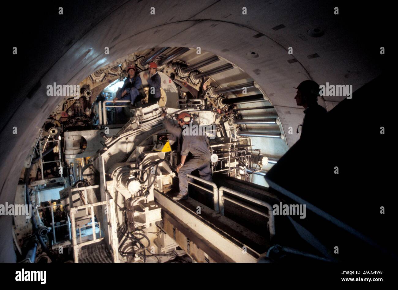 La construction du tunnel de métro. Tunnel boring machine (TBM) utilisé pour creuser un tunnel souterrain pour les trains. Vérins hydrauliques (vu dans le Banque D'Images