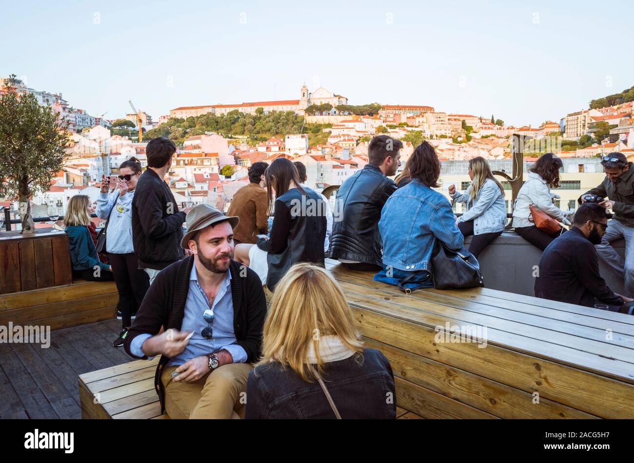 Lisbonne, Portugal - mai, 21st, 2018 : Les jeunes s'amuser au bar panoramique de Lisbonne l'amour en haut de la place Martim Moniz mall. Mouraria district. Banque D'Images