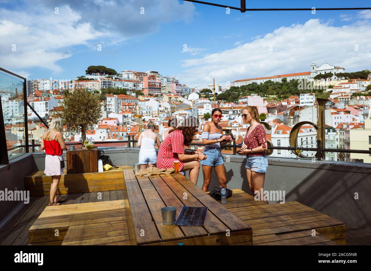Lisbonne, Portugal - Mai 25th, 2018 : les jeunes femmes bénéficient d'un verre au bar panoramique de Lisbonne l'amour en haut de la place Martim Moniz mall. Mouraria distric Banque D'Images