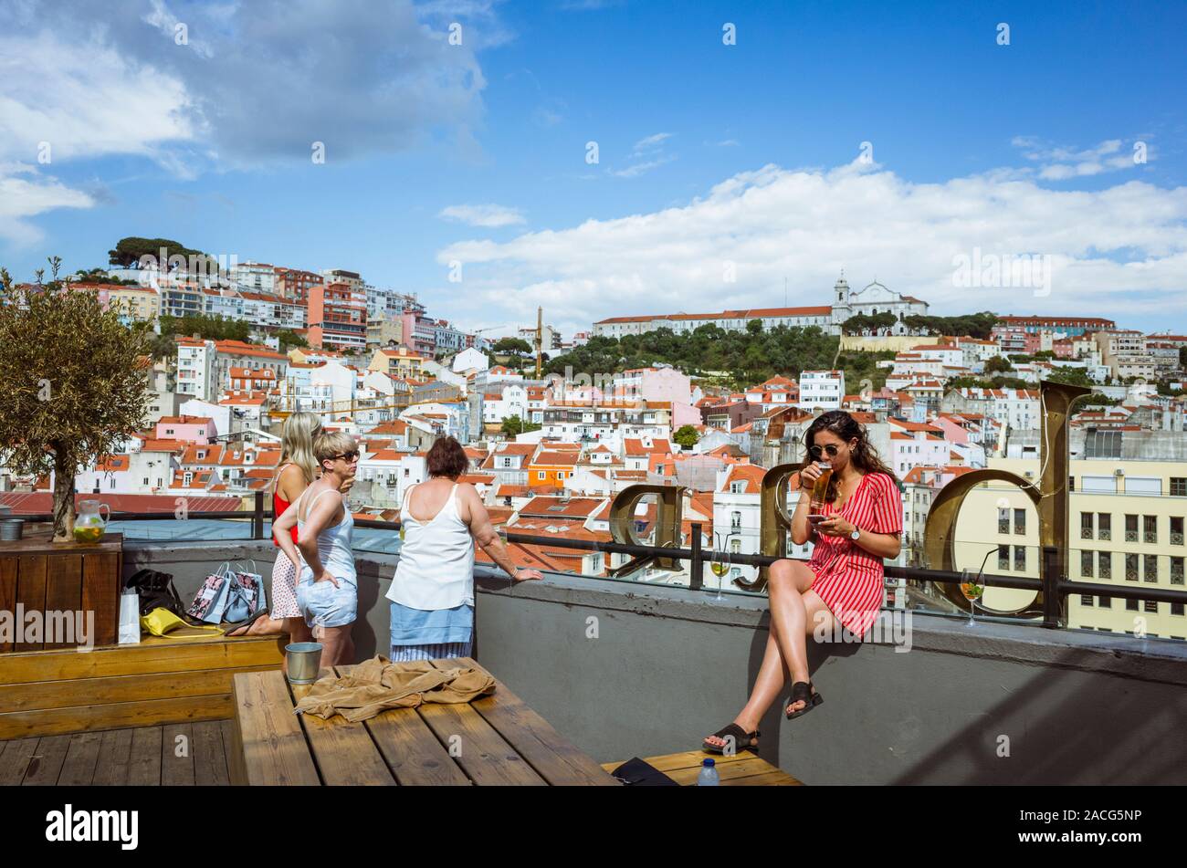 Lisbonne, Portugal - Mai 25th, 2018 : Une jeune femme bénéficie d'un verre dans le bar panoramique de Lisbonne l'amour en haut de la place Martim Moniz mall. Mouraria district. Banque D'Images