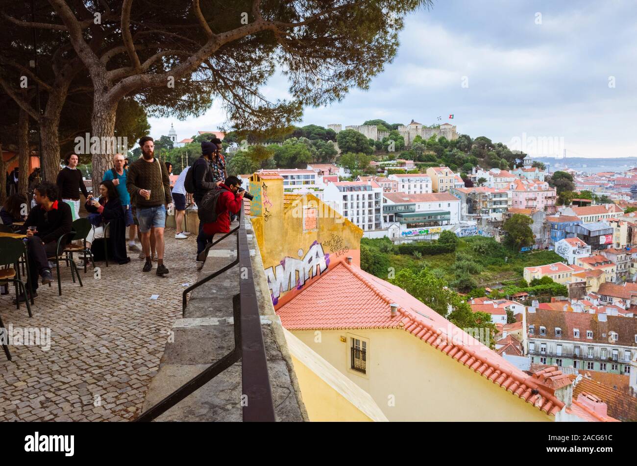 Lisbonne, Portugal - mai, 27th, 2018 : les touristes à l'Lisbob sommaire vu depuis le Miradouro da Graca. Banque D'Images
