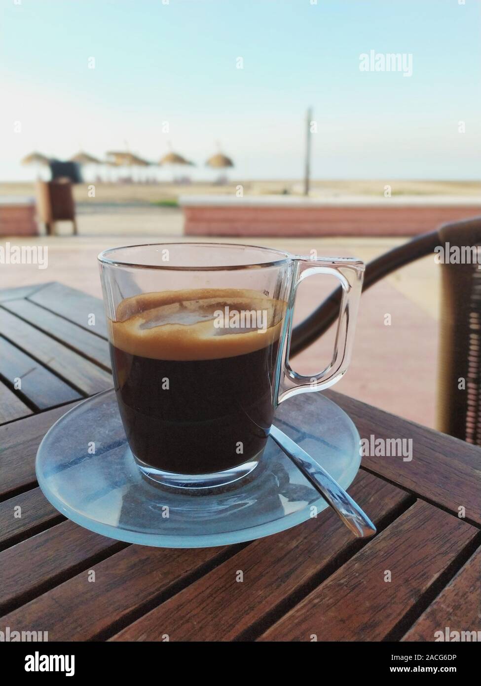 Close-up d'une tasse de café sur une table au bord de l'eau, Malaga, Espagne Banque D'Images