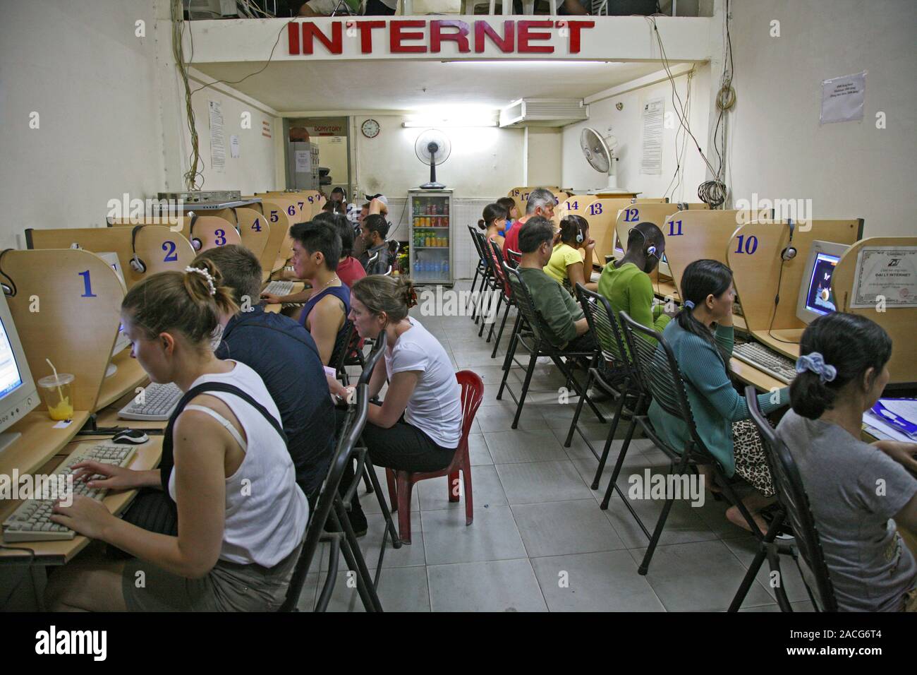 Café Internet. Lignes d'utilisateurs d'ordinateurs à des terminaux dans un café internet. Photographié à Ho Chi Minh City, Vietnam. Banque D'Images