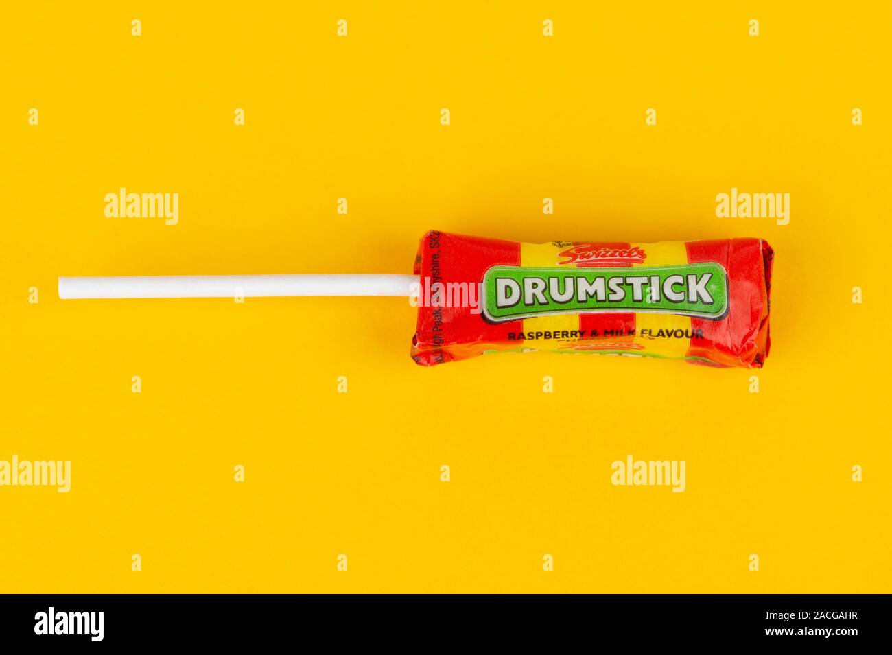 Un Swizzels Drumstick tourné sur un fond jaune. Banque D'Images