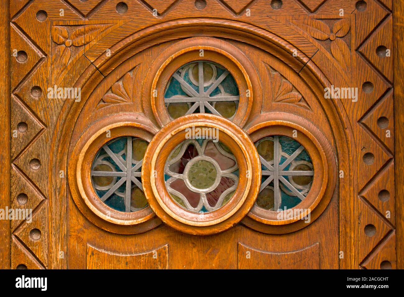 Les anciens vitraux porte en verre avec porte en verre coloré et ornementales Banque D'Images