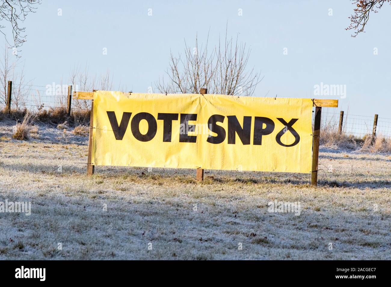 SNP Vote bannière dans un champ couvert de gel dans les régions rurales de Stirlingshire - élection générale 2019, Écosse, Royaume-Uni Banque D'Images