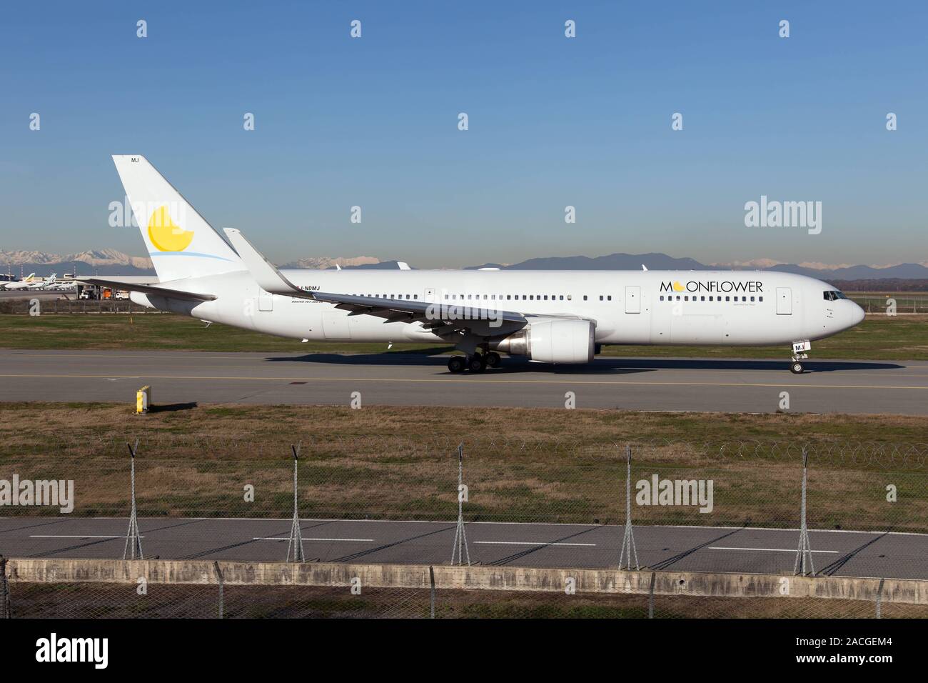 Milan, Italie. 30Th Nov, 2019. Un Moonflower par Neos Boeing 767-300ER transportant des vacanciers italiens de l'aéroport de Milan Malpensa. Crédit : Fabrizio Gandolfo/SOPA Images/ZUMA/Alamy Fil Live News Banque D'Images