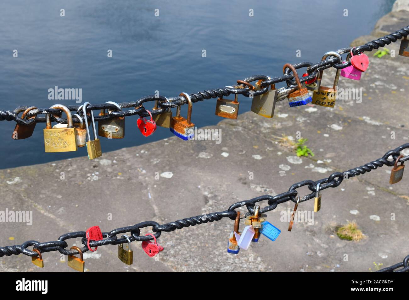 La serrure de l'amour - cadenas sur les ponts. Vintage, y compris de la serrures en forme de coeur classique. Liverpool, en Angleterre Banque D'Images