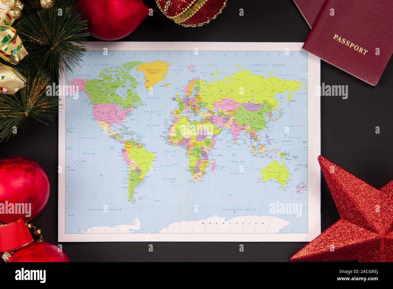 Carte du monde avec passeport sur fond de noël vue supérieure Banque D'Images
