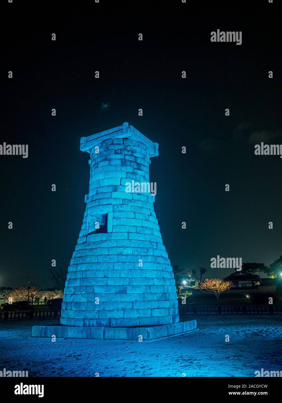 Le Cheomseongdae Astronomical Observatory, de nuit, Gyeongju, Corée du Sud Banque D'Images
